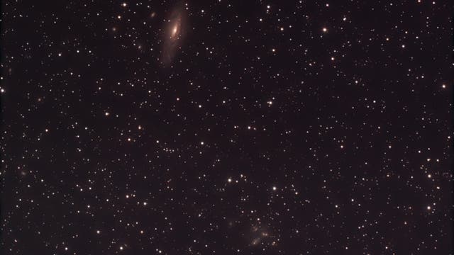 NGC 7331 mit Begleitgalaxien und Stephans Quintett im Sternbild Pegasus