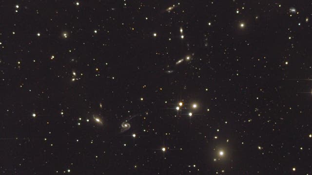 Die NGC-80-Galaxiengruppe mit Arp 65 im Pegasus