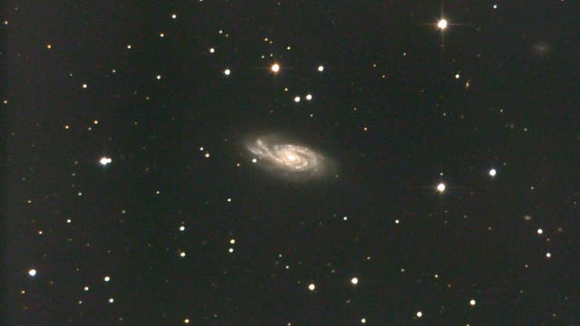 NGC 908: helle asymmetrische Galaxie im Walfisch   
