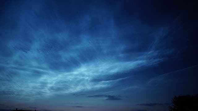 Helle und himmelüberspannende leuchtende Nachtwolken (21./22. Juni 2019)