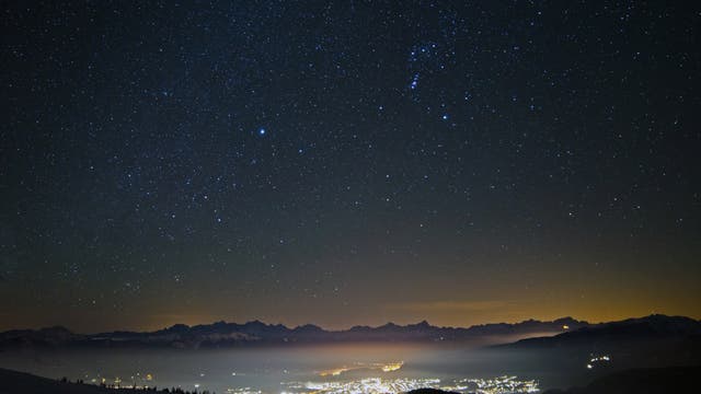 Orion über der Stadt Villach in Kärnten