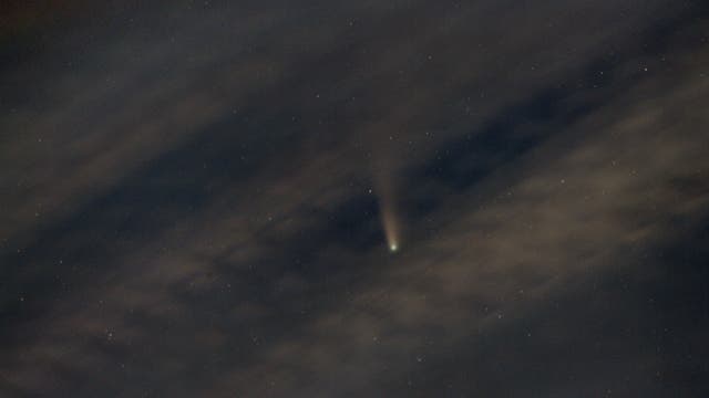 Komet C/2020 F3 (Neowise), die späte nautische Dämmerung und ein Stilleben mit Wolken