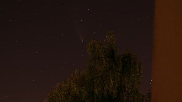 Komet C/2020 F3 (Neowise) vom 25. Juli 2020 als Einzelaufnahme vom Stadtbalkon