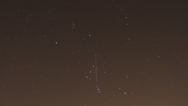 Sternbild Orion und ein Flugzeug