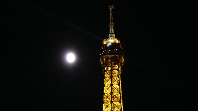 Mond und Eiffelturm beim Têtê a Têtê