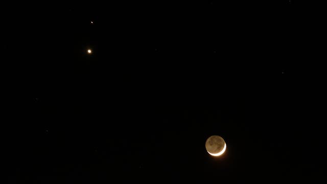 Geheimnissvolle Mondperle in goldener Lichtschale begleitet von Venus und Mars