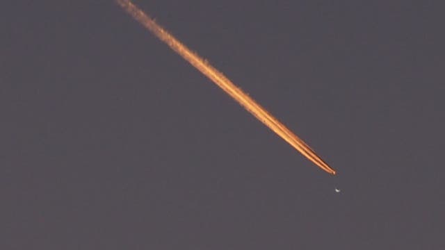 Verkehrsflugzeug vorm Abendstern