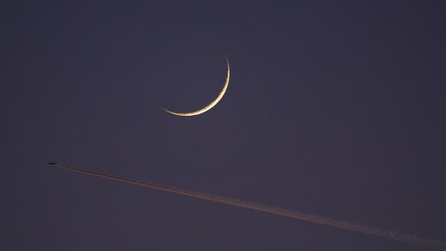 Schmale Mondsichel mit Flugzeug