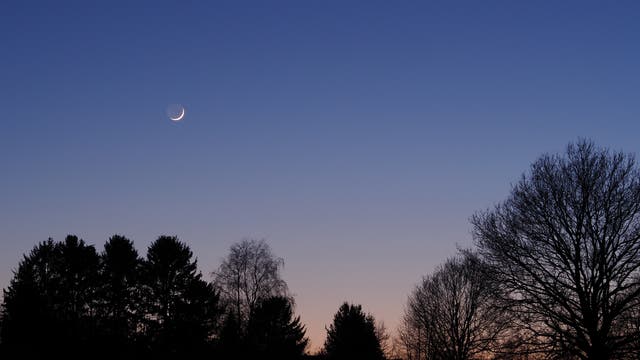 Mondsichel am Abendhimmel