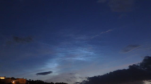 Leuchtende Nachtwolken über Krems NÖ