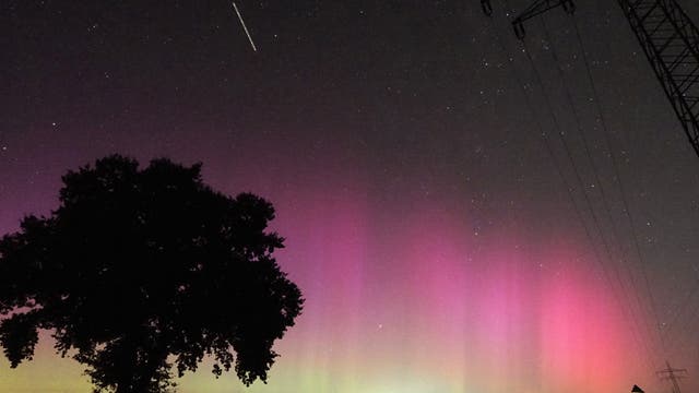 Polarlicht mit sehr heller Flugzeug-Strichpur (?) über Uelzen