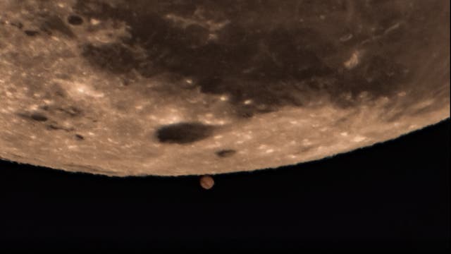 Mond bedeckt Mars