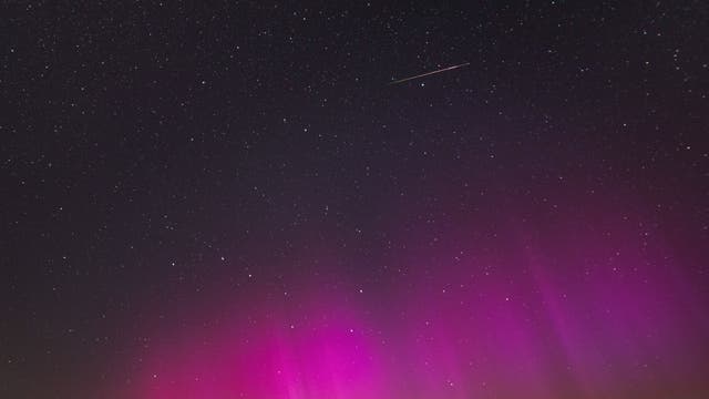 Magische Leuchterscheinungen und Polarlichter am Himmel 