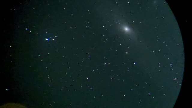Andromedagalaxie durch Fernglas mit Smartphone 