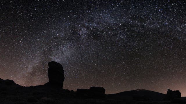 Panoramaaufnahme der Milchstraße über dem El Teide und dem Finger Gottes