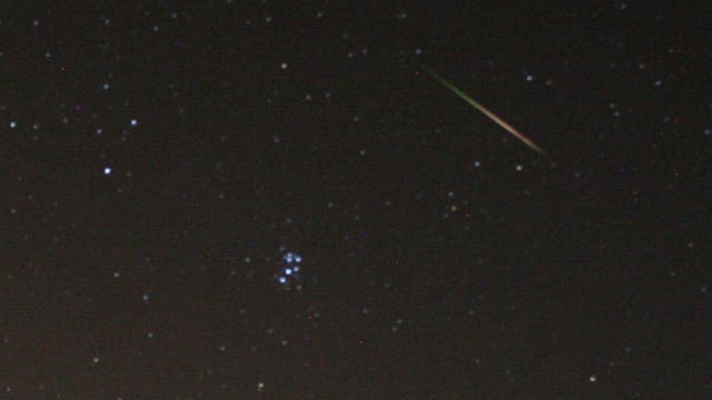 Farbiger Perseiden-Meteor