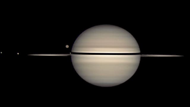 Saturn mit Tethys, Rhea, Titan und Dione