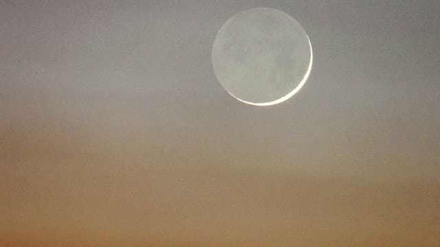 Crescent moon and mercury very close