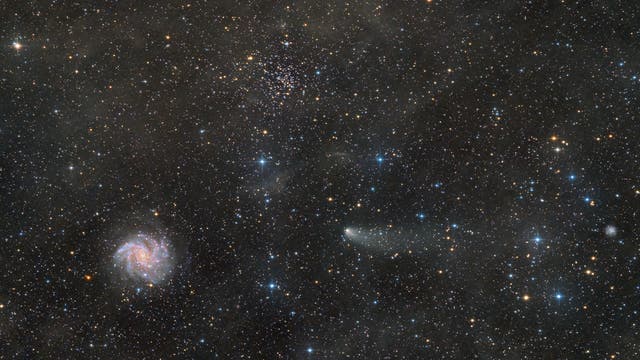 Komet C/2021 S3 (Panstarrs) besucht die Feuerwerksgalaxie