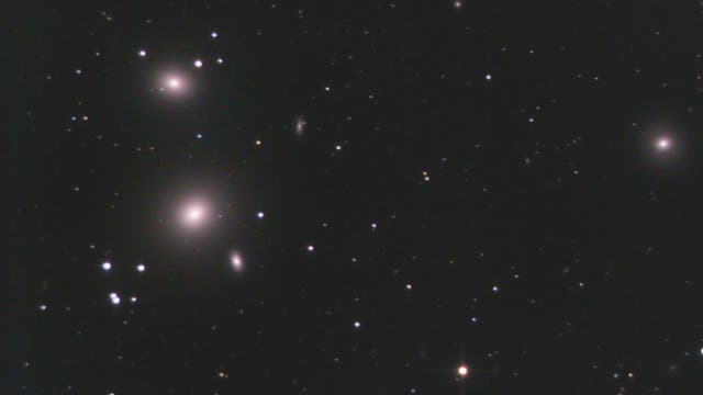 Eine schöne Gruppe elliptischer Galaxien im Löwen