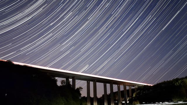 Startrails über der Almetalbrücke