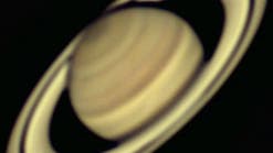 Saturn mit Wolkenbändern und nordpolarem Hexagon