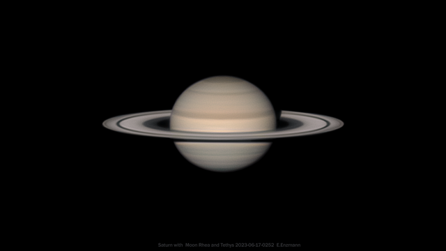 Schönes Saturnbild mit Mond Rhea und Tethys