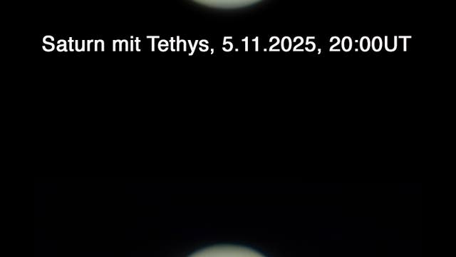 Saturn mit Ring in Kantenstellung mit Tethys und Rhea