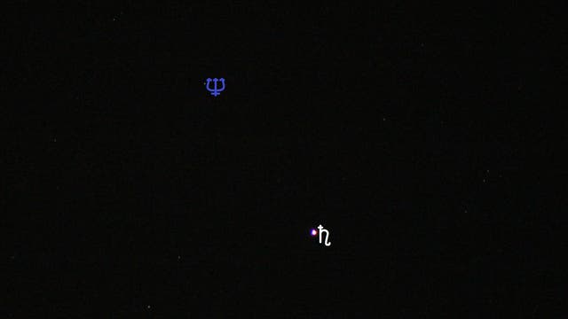 Saturn bei Neptun (Objekte beschriftet)