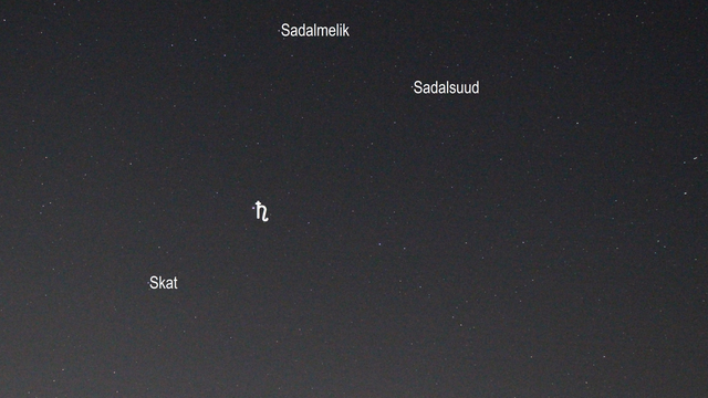 Saturn im Sternbild Wassermann (Objekte beschriftet)