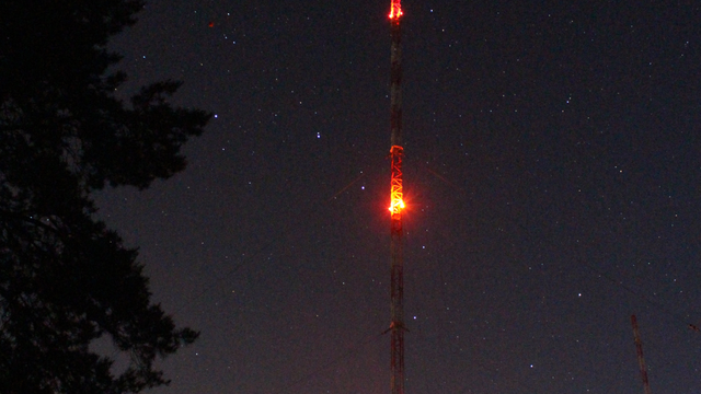The world at night - Mast VII des Langwellensenders Mainflingen bei Nacht