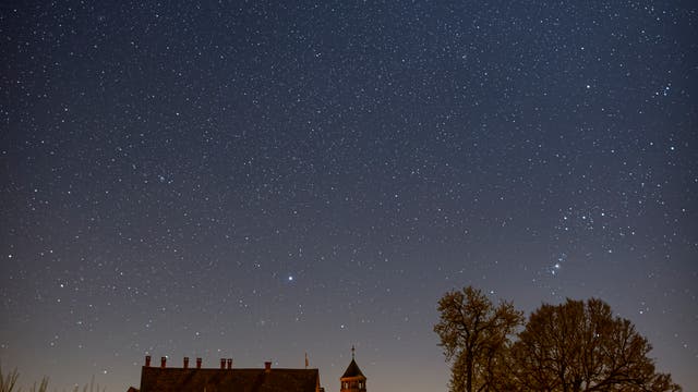 Abschiedsvorstellung der Wintersternbilder über dem Schloss Heiligenberg