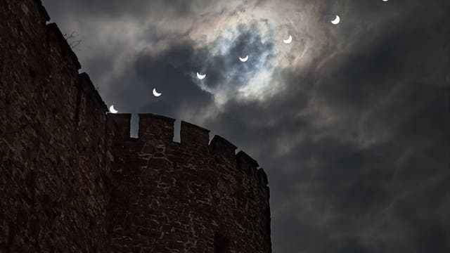 Reihenaufnahme der Sonnenfinsternis vom 20. März 2015 über dem Castello di Gorizia / Italien