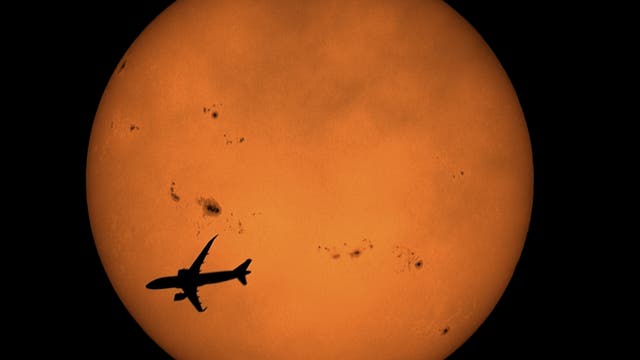 Schnappschuss: Flugzeug vor der Sonne