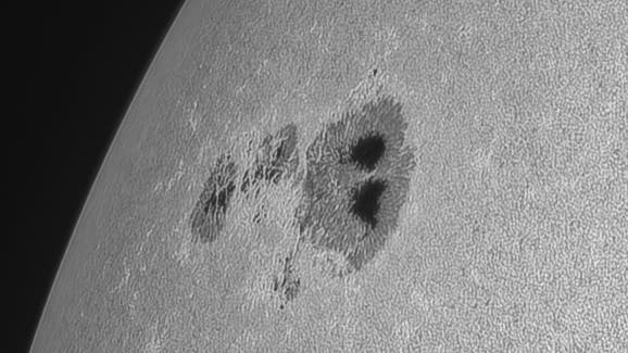 Große Sonnenfleckengruppe (14079) im NO