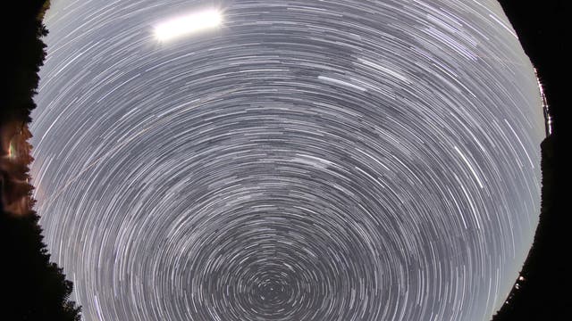 Sternenbewegung durch ein Fischaugenobjektiv aufgenommen