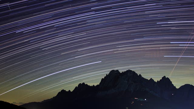 Sterne und Satelliten über der Sextener Rotwand in den Dolomiten, Italien