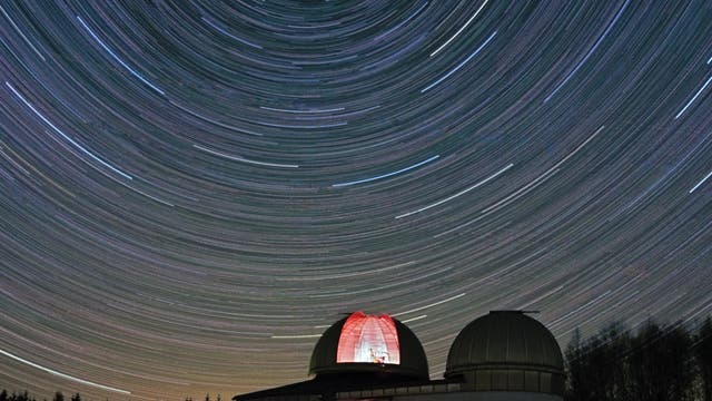 Strichspuren über dem Peterberg-Observatorium