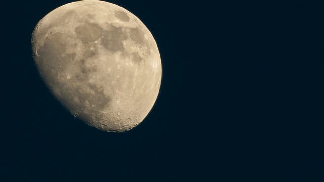 Mond zur "Blauen Stunde"