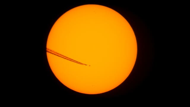Flugzeugnase trifft Sonnenfleck