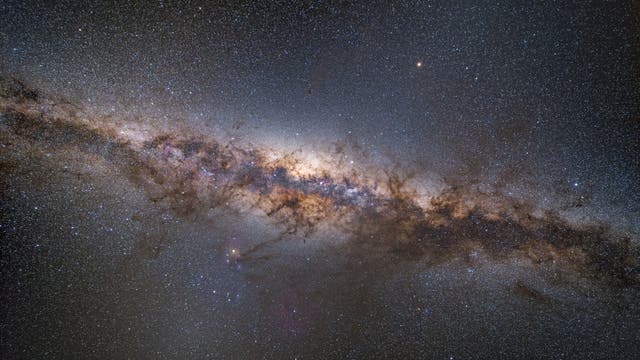 Ultraweitfeldaufnahme der Milchstraße über Namibia