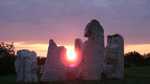 Sonnenaufgang umrahmt von "Istriens Stonehenge"