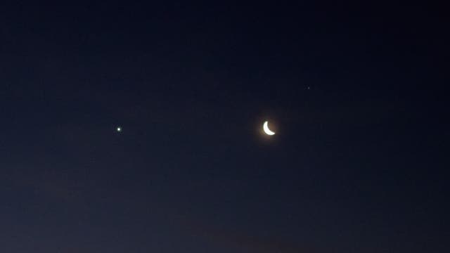 Venus, Mond und Aldebaran mit Halo in der Morgendämmerung