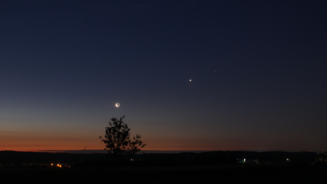 Mond, Venus und Aldebaran am Morgenhimmel