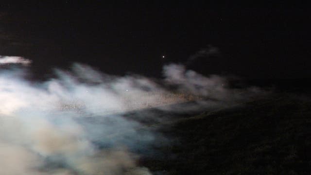 Venus am Abendhimmel über einer Feuerwerksbatterie