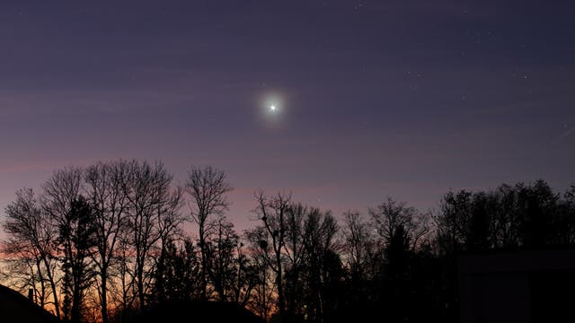 Venus (mit Kranz) und Mars am Morgenhimmel