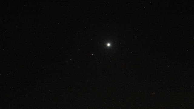 Konjunktion zwischen Venus und Saturn mit mittlerer Brennweite