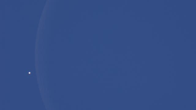 Sichelmond bedeckt die Venus am 19. September 2025