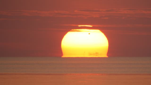 Venustransit bei Sonnenaufgang über der Ostsee