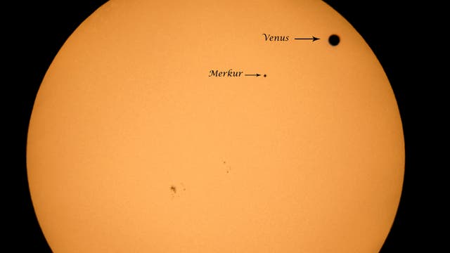 Vergleich der scheinbaren Größe von Merkur und Venus bei einem Transit